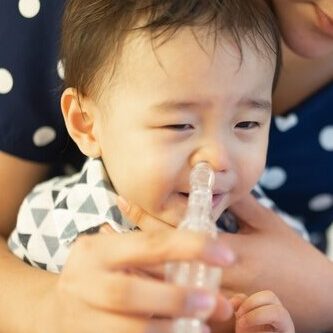 Lavage Nasal. Une Étudiante Asiatique Qui Rince Le Nez Avec Une